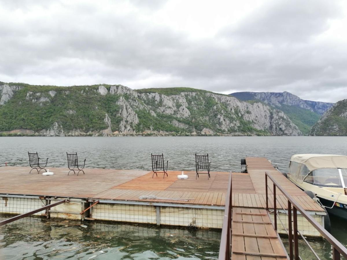Vila Hercules Dubova Bagian luar foto