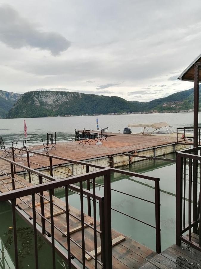 Vila Hercules Dubova Bagian luar foto