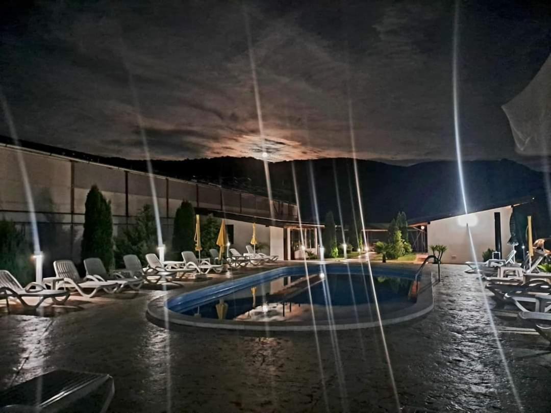 Vila Hercules Dubova Bagian luar foto