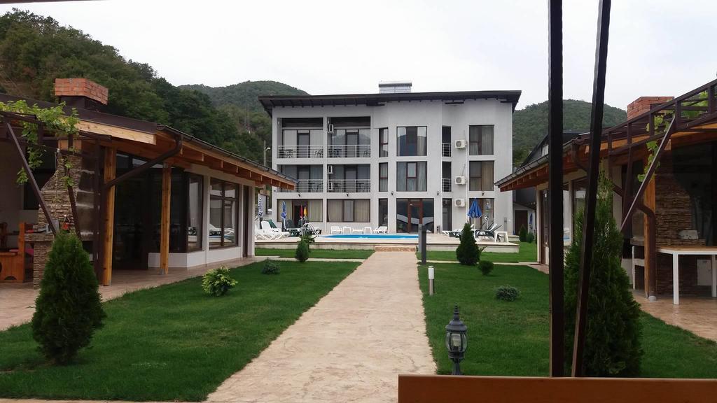 Vila Hercules Dubova Bagian luar foto