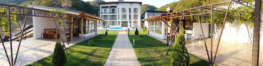 Vila Hercules Dubova Bagian luar foto