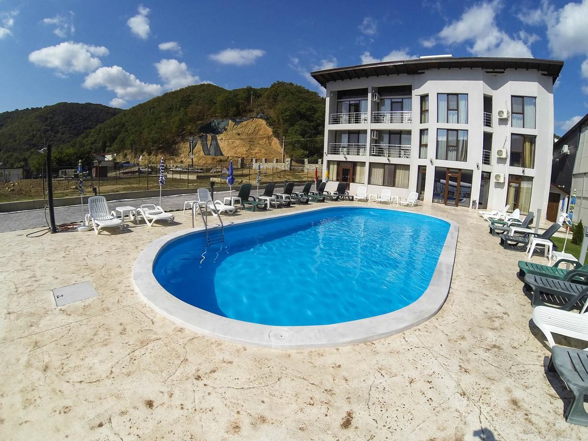 Vila Hercules Dubova Bagian luar foto