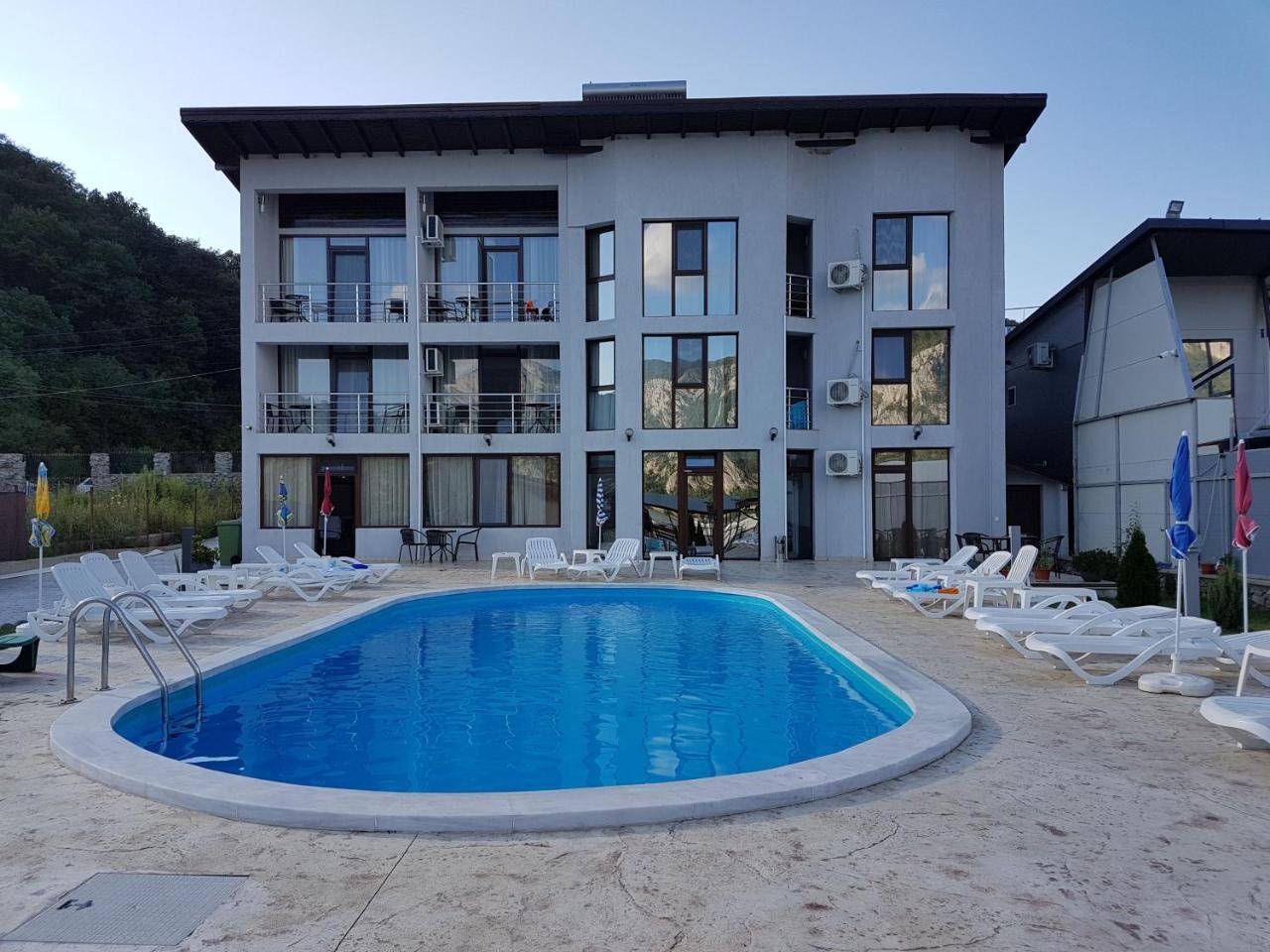 Vila Hercules Dubova Bagian luar foto